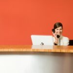 Devenir hotesse d’accueil : est-ce que ce métier est fait pour moi ?
