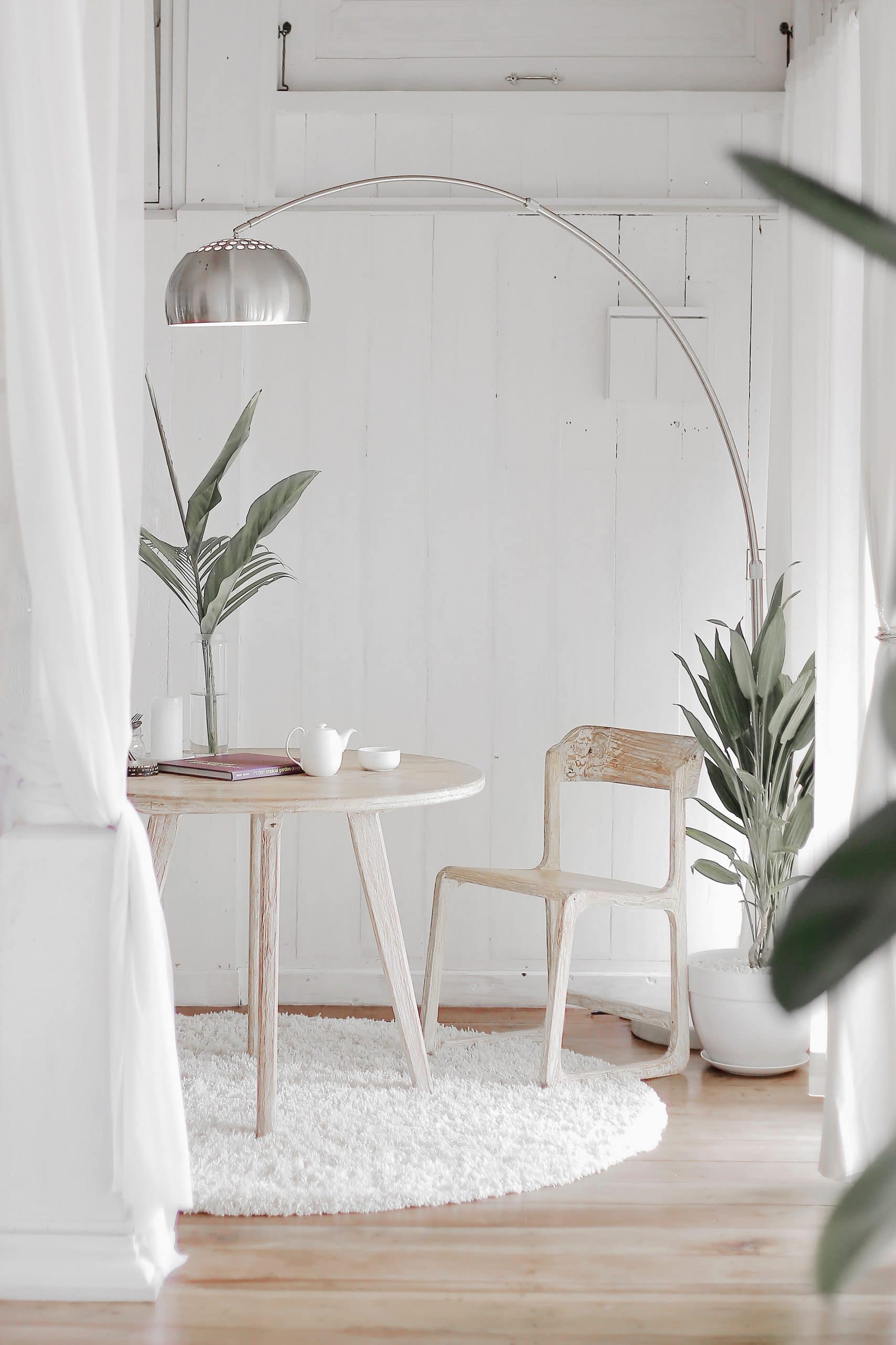 décoration intérieure lampe en métal table et chaises blanches