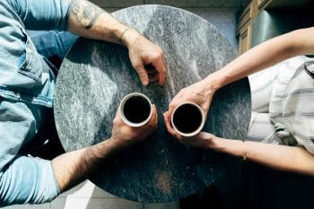 Deux personnes qui boivent un café, vues de haut