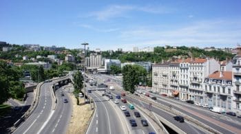 Voitures qui circulent dans la ville de Lyon