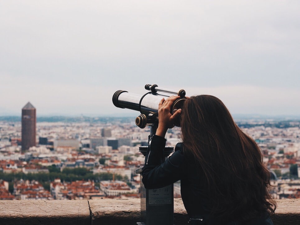 femme qui regarde la vue depuis fourvière