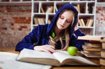 Jeune femme qui étudie