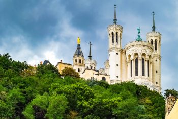 Basilique Notre-Dame de Fourvière à Lyon vue d'en bas