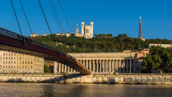 Basilique de Fourvière à Lyon vue depuis les quais de Saöne